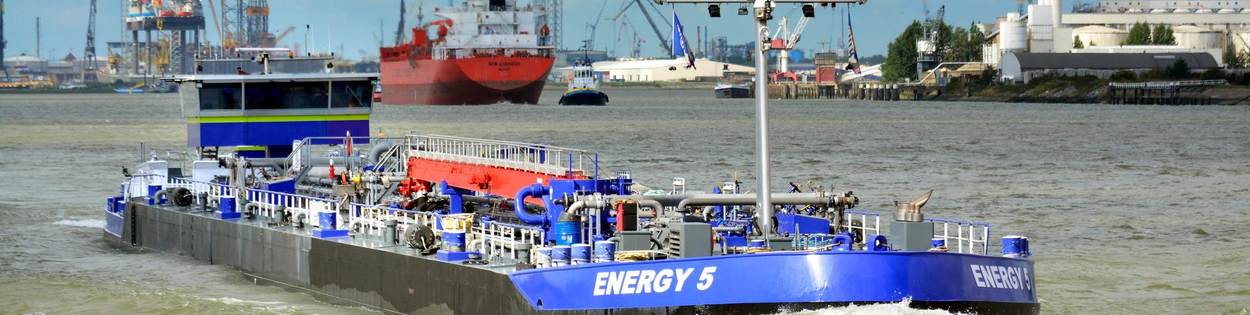 Een binnenvaart tanker vaart in de Rotterdamse haven. Het gaat hier om het transport van brandstoffen.