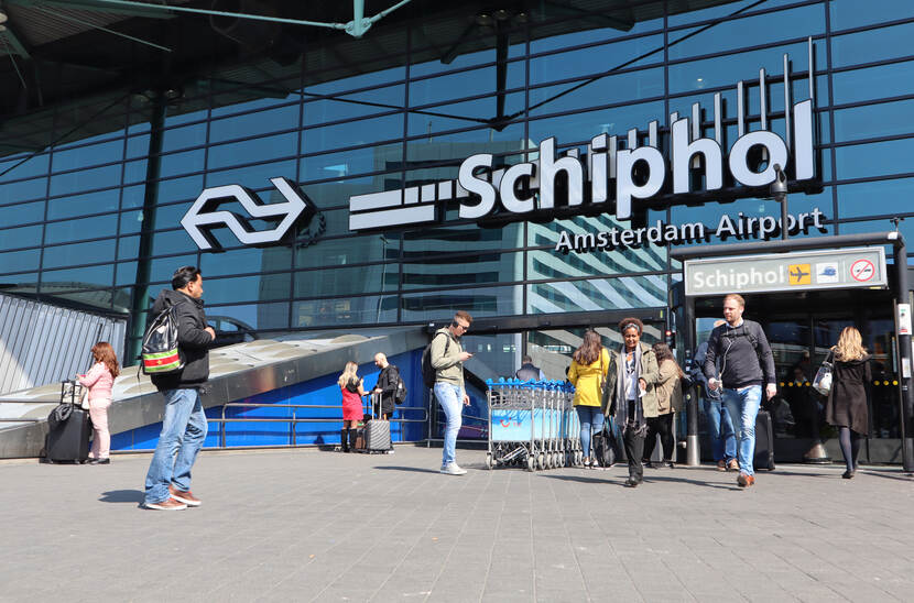 De ingang van luchthaven Schiphol.