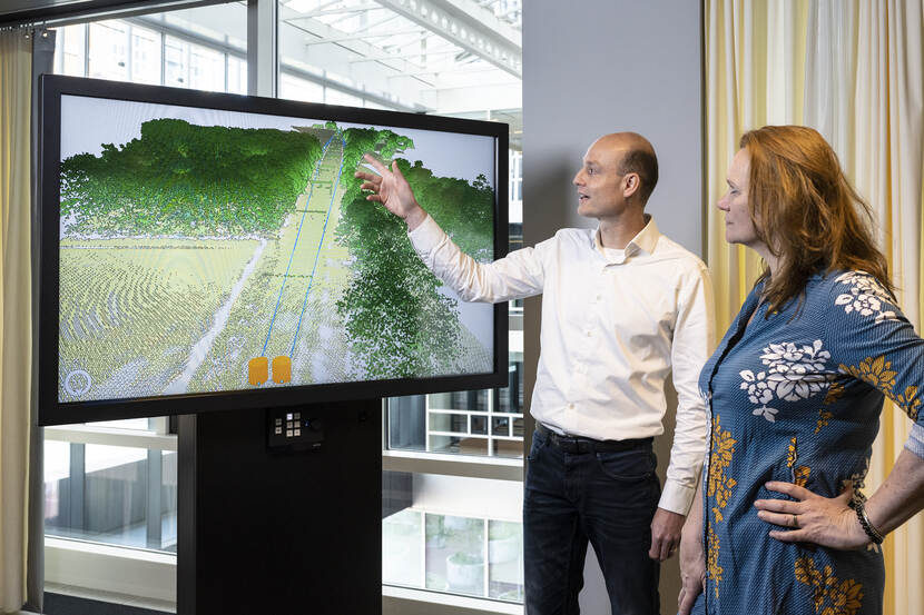Marius Schaeffer en Margriet van der Goot bekijken op kantoor gegevens op een scherm.