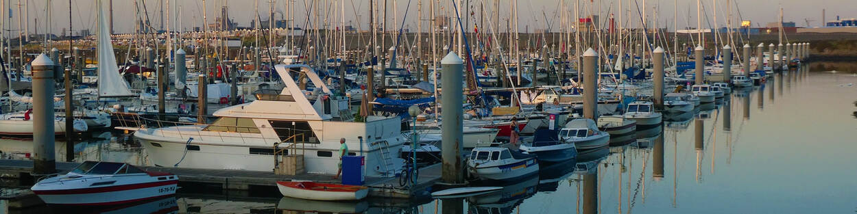 Plezierboten in de haven