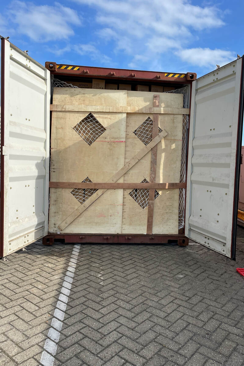 Voorbeeld van juiste stuwage: verpakkingen kunnen niet uit de geopende container vallen.