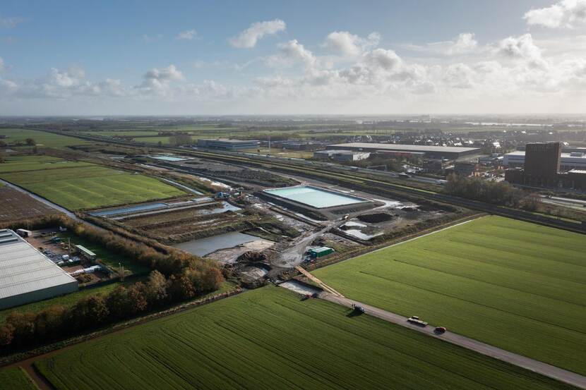 Luchtfoto van groen polderlandschap met opslag van staalslakken